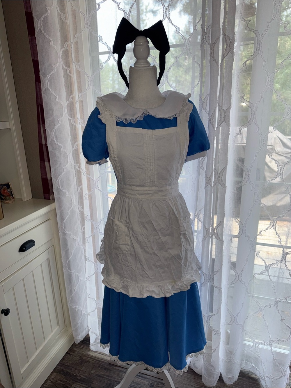 HalloweenCostumes Supreme Alice In Wonderland Dress Apron Bow Set Size Small